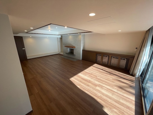 Spacious living room