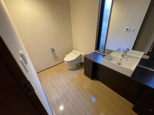 Restroom adjacent to the entrance.